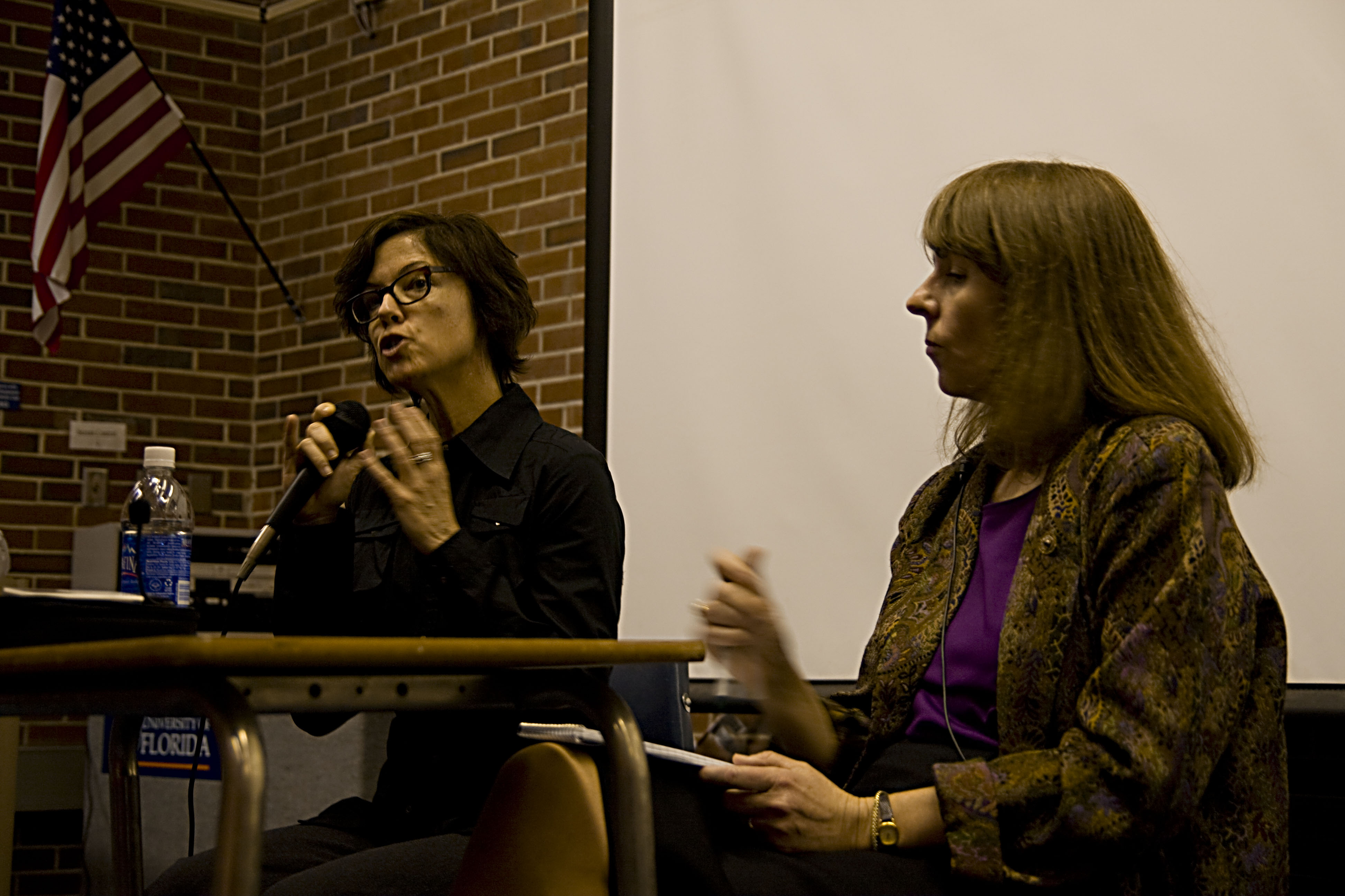 Washington Post reporter Anne Hull offered advice on reporting and writing to students in Writing for Mass Communication at the University of Florida. Photo by Chas Bronson