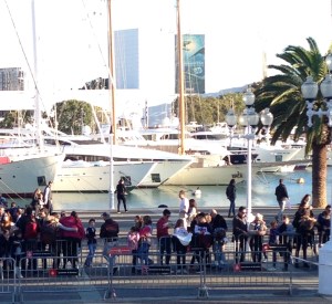 Crowds wait at BCN marina for arrival of Three Kings