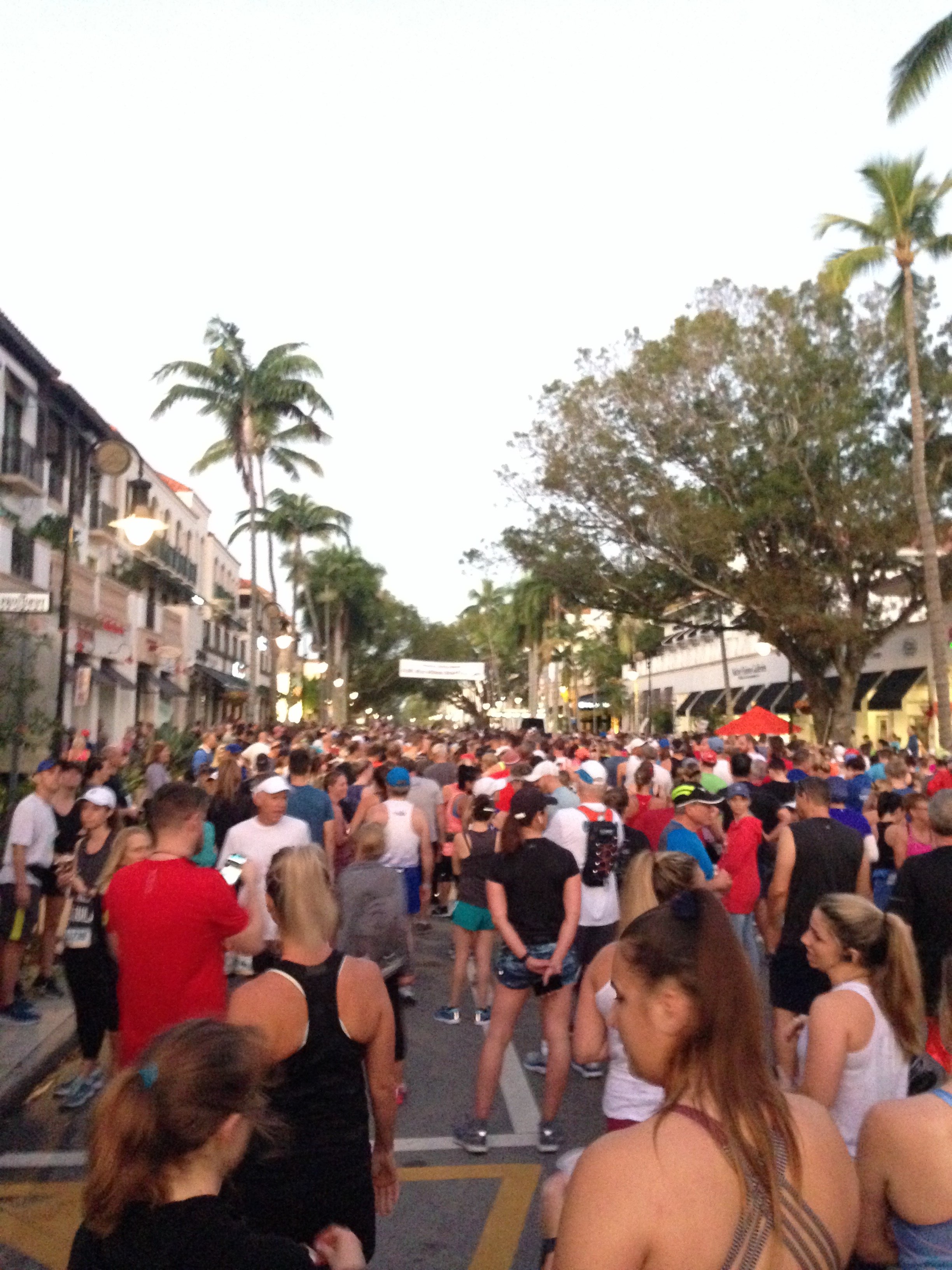 runners at startling line of Naples Half Marathon